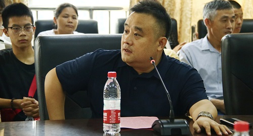 潘爱民为新生及家长介绍冰球突破mg正规官网情况.jpg
